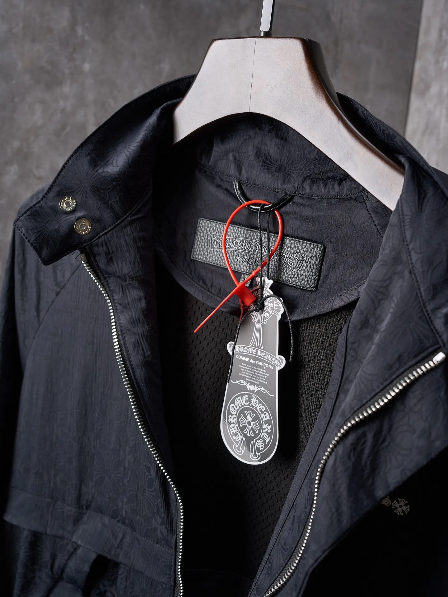 P620 Actual hanging auction】Chrome Hearts/Chrome Heart CH full-print dark pattern woven zipper jacket [Ready stock] S M L Low-key sharpness, full of recognition, interpretation of unparalleled fashion style, casual sophistication, making every touch a ritual experience. Fabric jacquard technology. By weaving the full width of the fabric surface, CH dark jacquard weaving technology controls the interweaving of warp and weft lines. Precisely controls the interweaving density and tension of the yarn to make it more three-dimensional. Glue printing is used. The printing is modified by the film screen three times. Use glue liquid paint to print the pattern on the fabric. Bake the fabric to fix the printing pattern. Infrared positioning cutting machine. The infrared transmitter and infrared receiver are used to achieve precise positioning of the material. The accuracy can reach the micron level, thereby meeting the effect of high-precision cutting of alignment and striping. Process 4: The fabrics are washed and have a better hand feel and texture. It is not easy to deform, not easy to shrink, not easy to fade, and maintains long-term beauty and loose fit.